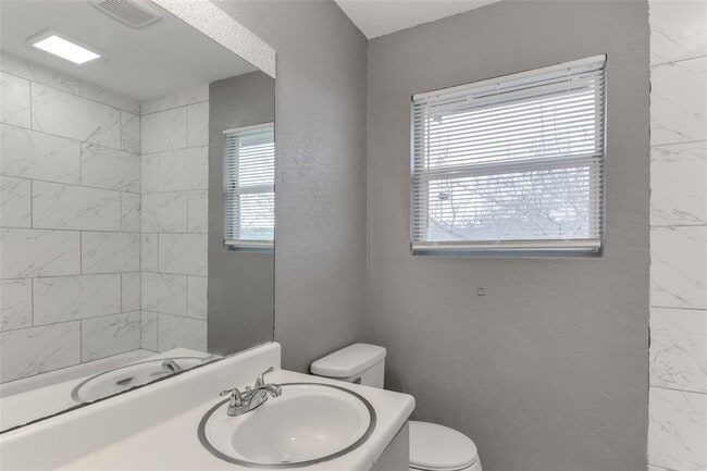 Building Photo - 6605 Deatonhill Dr