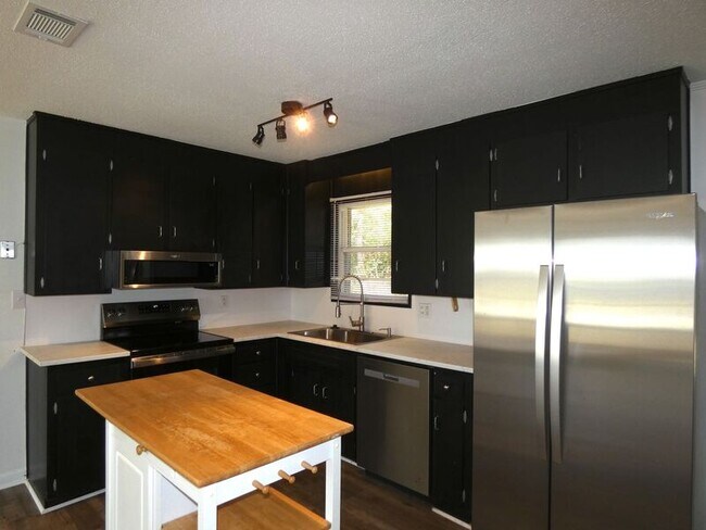 Building Photo - 3460 Rothschild Dr