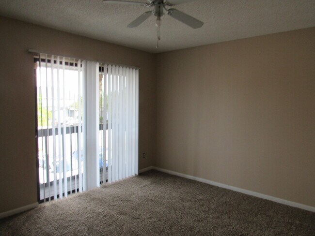 Building Photo - 904 Riverside Dr