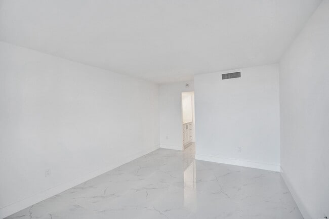 Building Photo - 3625 N Country Club Dr