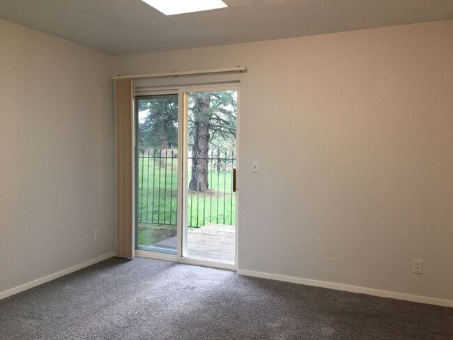Building Photo - 733/739 Stephens Dr