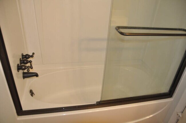 Building Photo - 1310-6 BrookstownAve-1BR/1BA-West End APT!!!