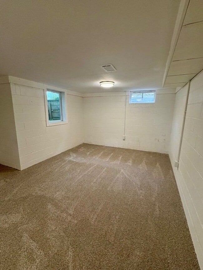 Building Photo - Charming 4-Bedroom Home in the Heart of Windsor Heights!