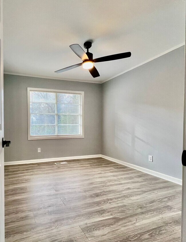 Building Photo - Newly Remodeled Duplex in Macon - Housing Voucher Eligible