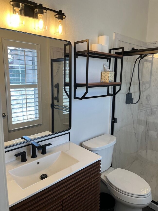Building Photo - Spacious 3 Bedroom, 2-bathroom Beautiful H...