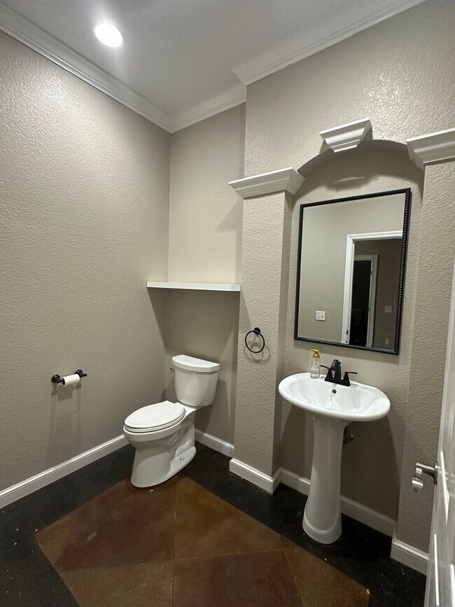 Building Photo - ***Spacious Country Living with Modern Com...
