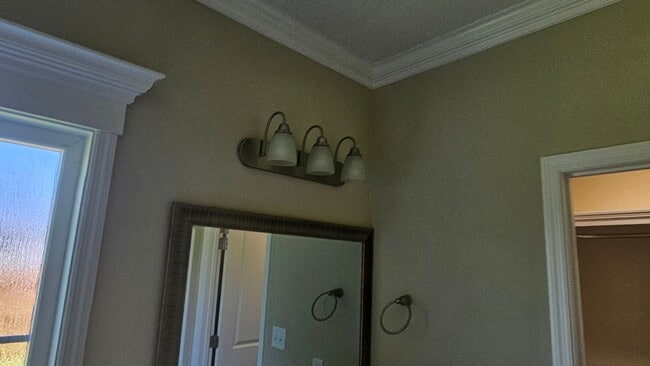 Building Photo - Knights Landing four bedroom home