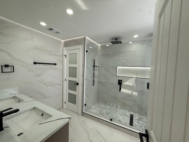 Building Photo - 5380 Oakbourne Ave