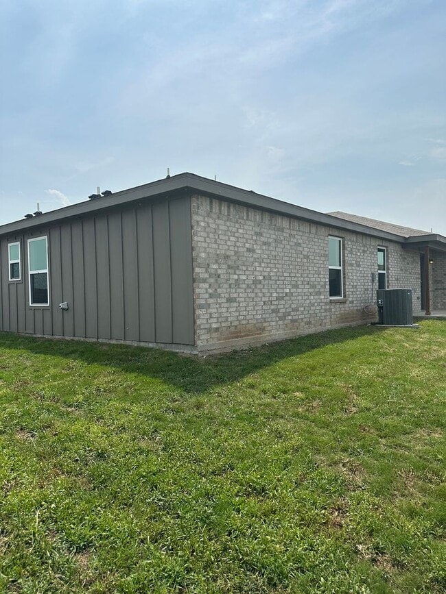 Building Photo - 3 Bedroom / 2 bathroom