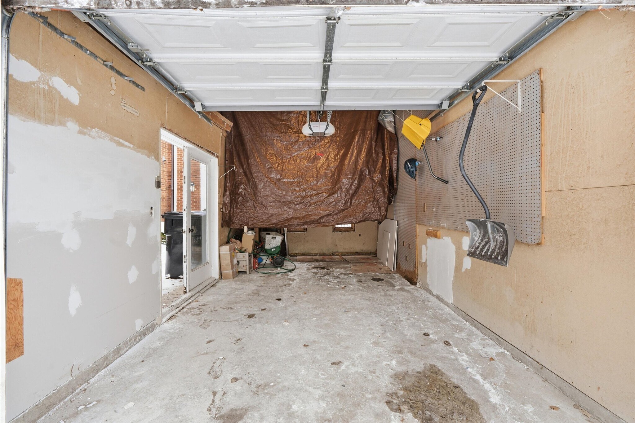 Never look for parking in Lincoln Park again... private garage and driveway. - 1610 N Larrabee St