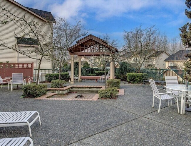 Building Photo - 2B, 2BA Top-Floor condo in South Renton wi...