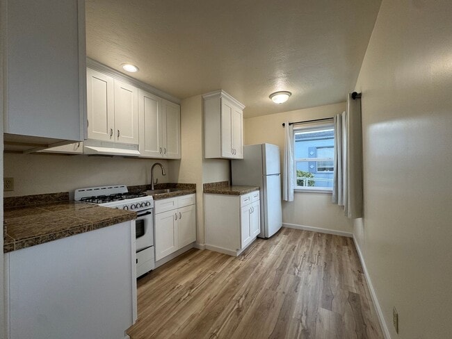 Building Photo - W Hawthorne ST