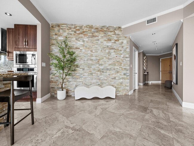 Building Photo - 2645 S Bayshore Dr