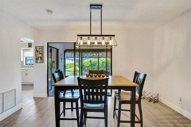 Building Photo - 4840 Greentree Ln