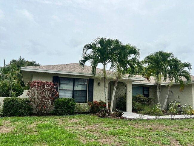 Building Photo - BEAUTIFUL 3 BEDROOM POOL HOME IN SANDPIPER...