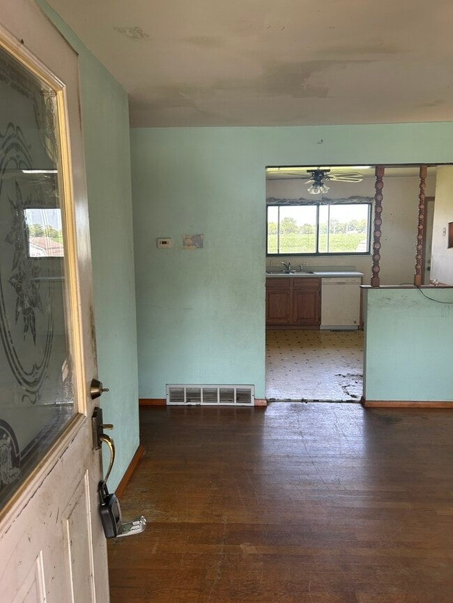 Building Photo - 2611 Meadowlane Dr