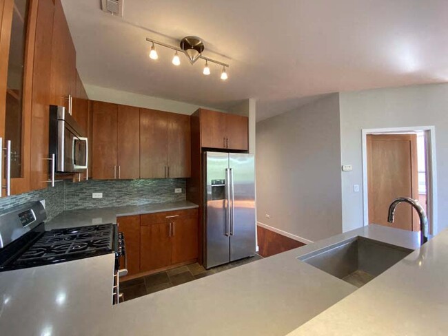 Gas range and stainless steel appliances - 1635 W Cortland