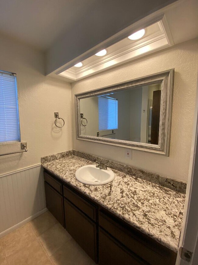Building Photo - 5348 El Molino Ave