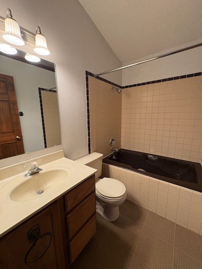 Building Photo - 3 BEDROOM | 2 BATH | DUPLEX | WEST