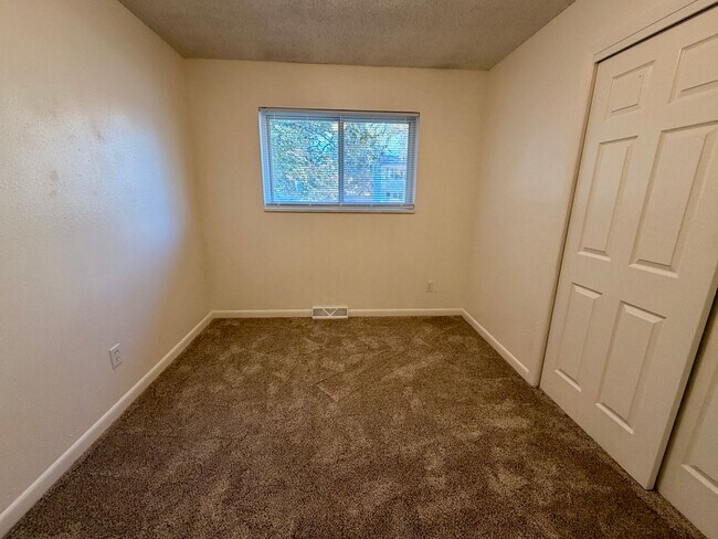 Building Photo - Lovely 5-bedroom, 2¾-bath home located in ...