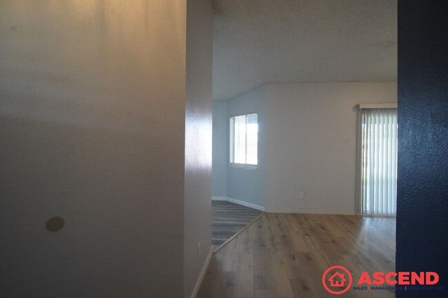 Building Photo - Charming Home in Southwest Bakersfield!