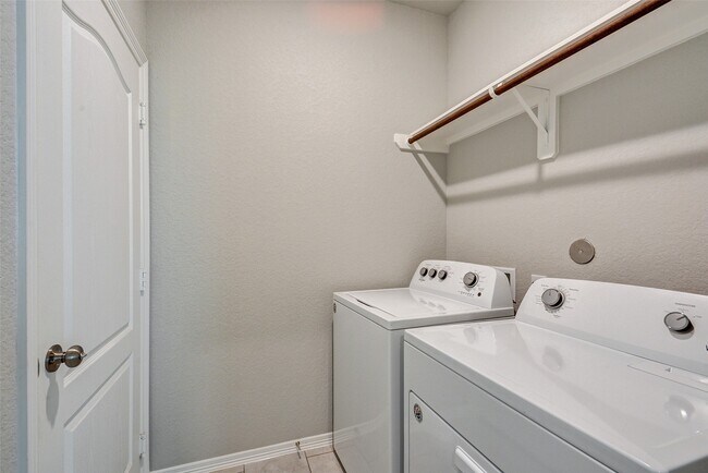 Building Photo - 40735 Gate Ridge Dr