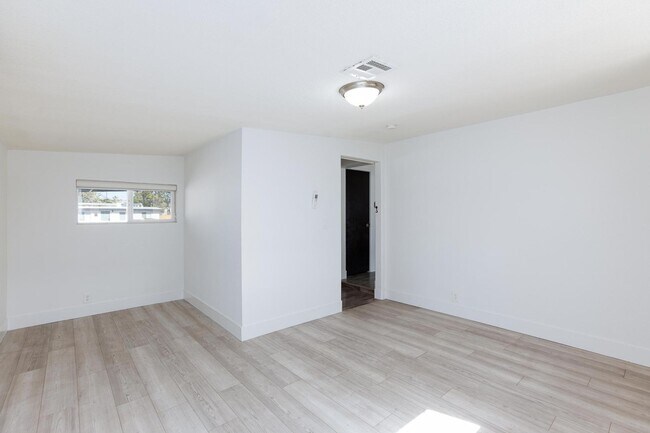 Building Photo - Stylish 4-Bedroom Single-Story Home with M...