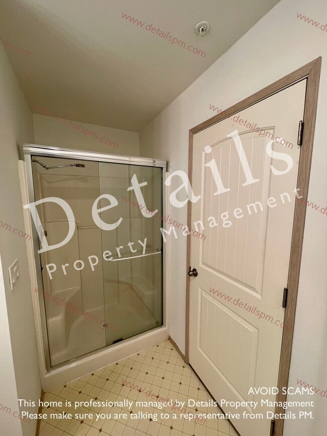 Building Photo - **APPLICATIONS PENDING** 3 BR Top Floor View Condo. Incl W/S/G