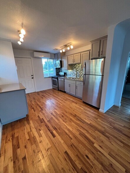 Building Photo - 740 Hazel Ct