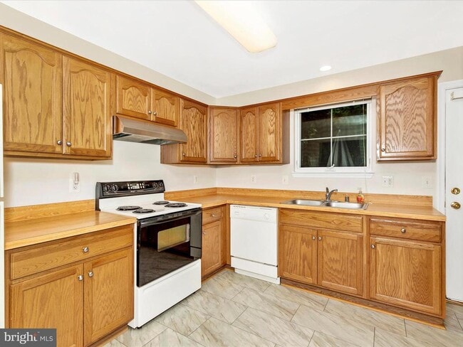 Building Photo - 1111 Jousting Way