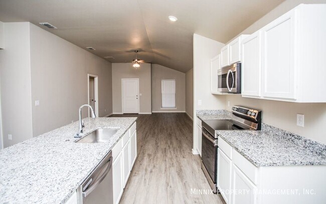 Building Photo - 2005 Kenwood Ave