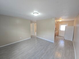 Building Photo - 607 Peacock Ln