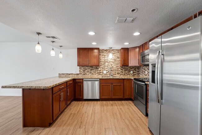 Building Photo - Welcome to this fabulous 2-bedroom, 2-bathroom condo in the heart of South Scottsdale!