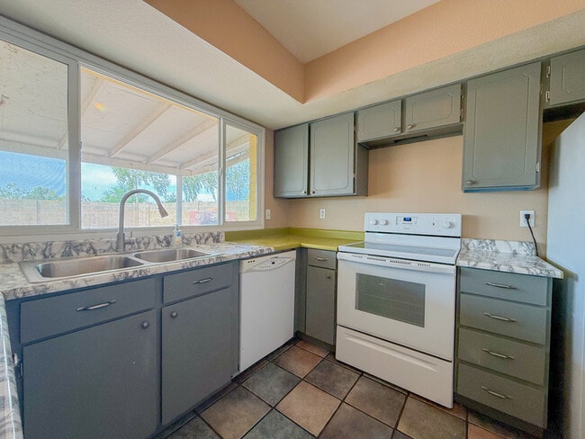 Building Photo - 2812 S Cottonwood Dr