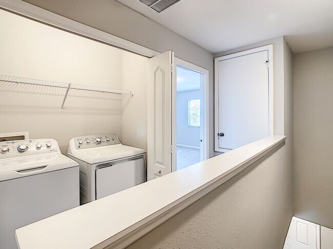 Building Photo - Stylish 3-Bedroom Townhome in Gated Sanfor...