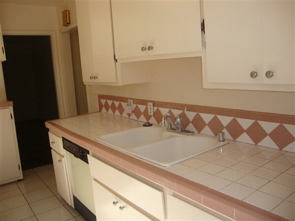 Building Photo - Refined Single-Family Residence in Desirable Bixby North