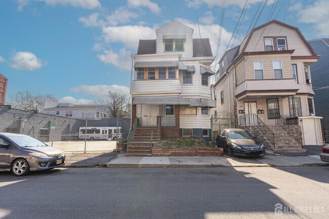 Building Photo - 211 N 13th St