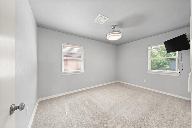 Building Photo - 132 Elwood Dr