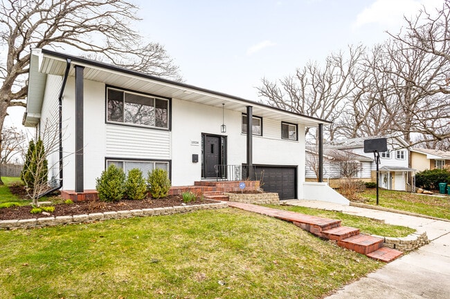 Building Photo - 1034 Forest Ln