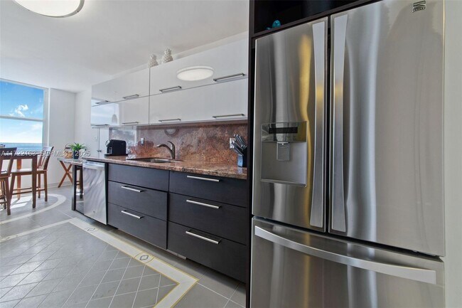 Building Photo - 2751 S Ocean Dr