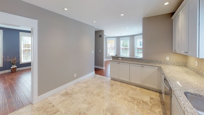 Building Photo - $1650 per Bedroom | 7BR/5BA in Fort Sander...