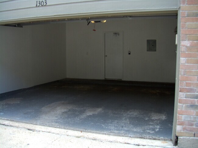 Building Photo - 9850 Pagewood Ln