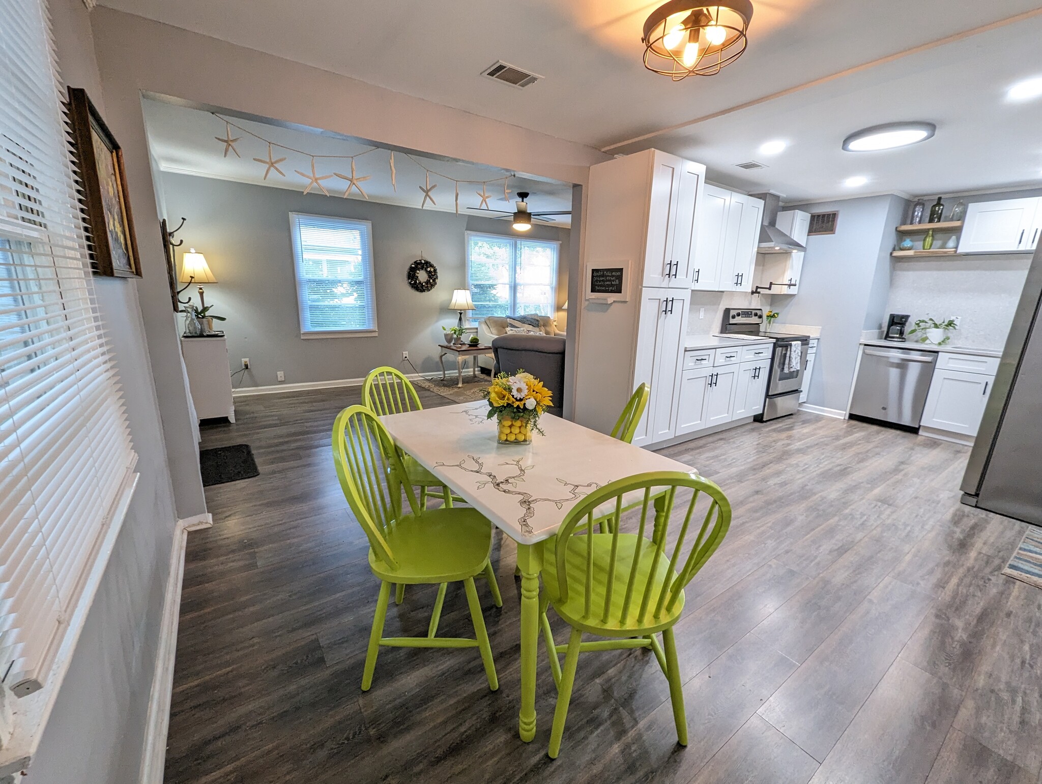 The dining nook is perfect for meals or for a at home work station. Bright and sunny with an open f - 4107 Crane St