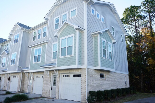 Building Photo - 3BR/3.5BA End Unit Townhome in Summerwalk!  $2,975/month - Pet friendly*