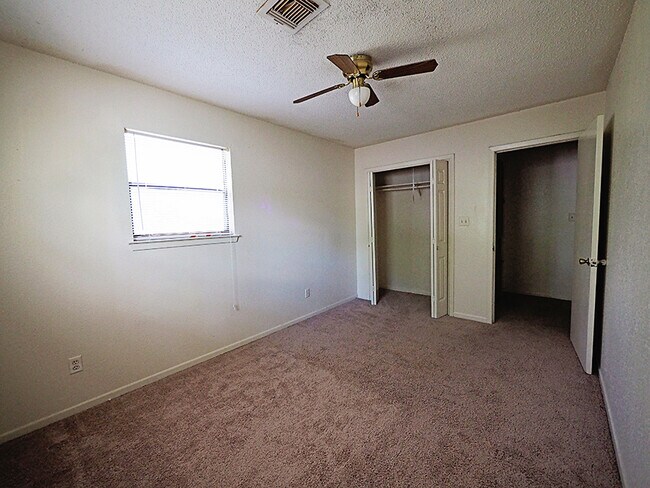 Building Photo - 2 Bedroom, 1.5 Bath Apartment In Lockhart