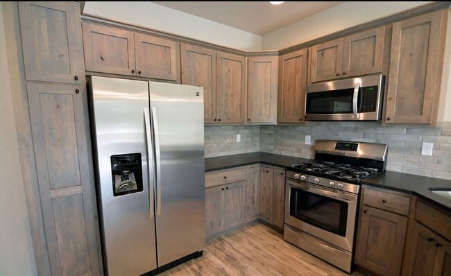 Building Photo - MOVE IN TODAY Beautiful 3 Bedroom 2 Bathroom Condo