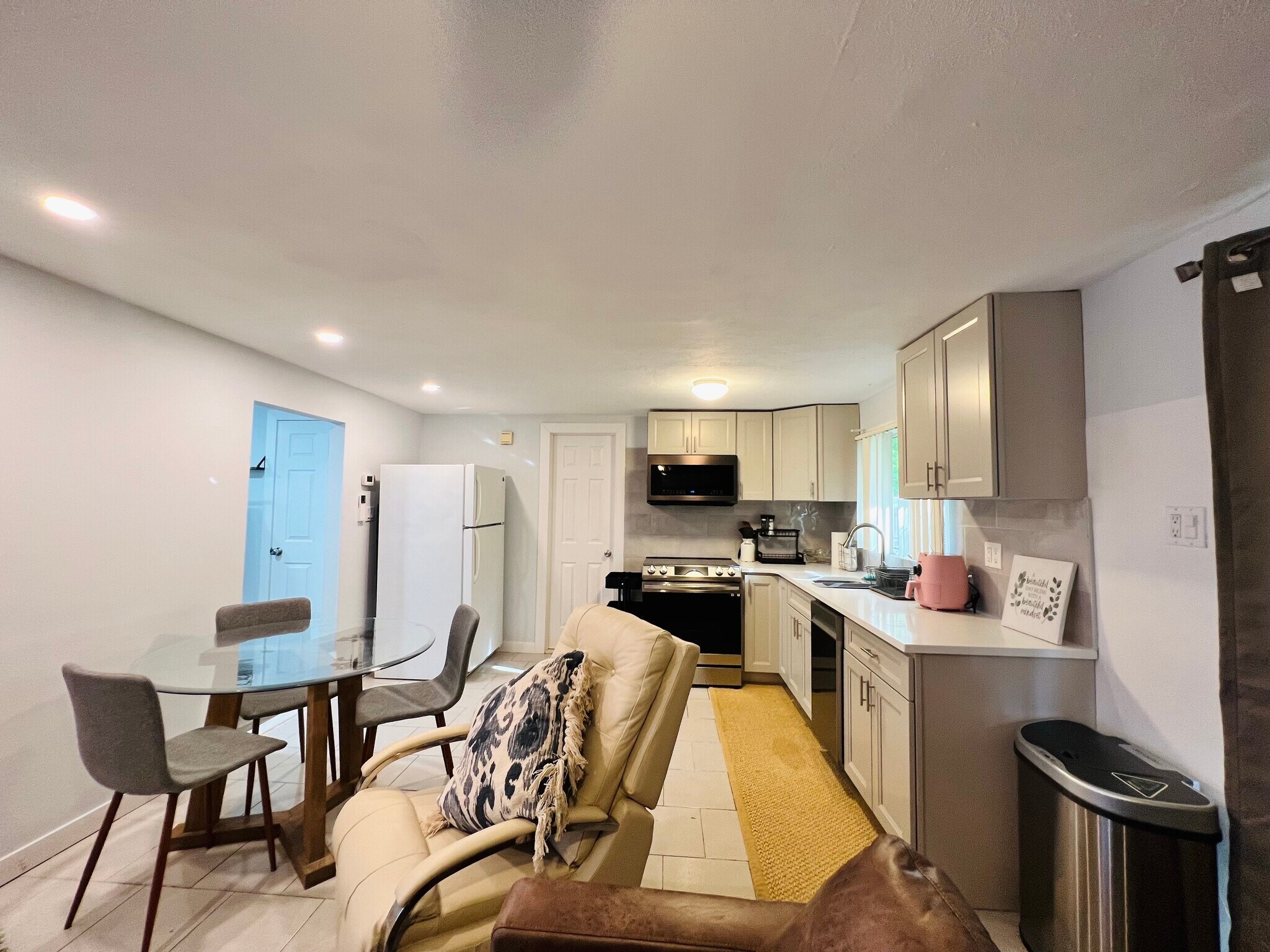 Living room Open layout - 66 Smith St