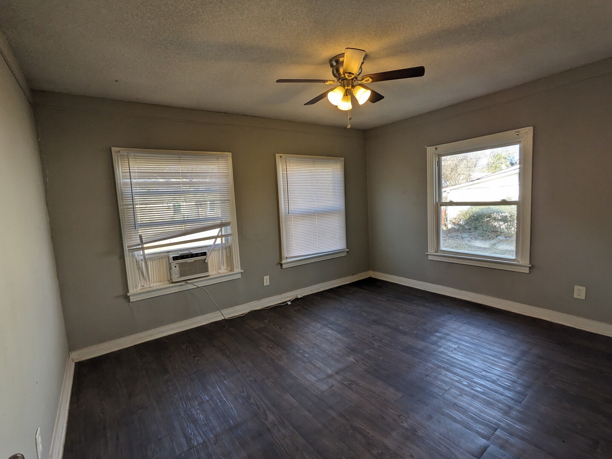 Building Photo - 823 W 9th St