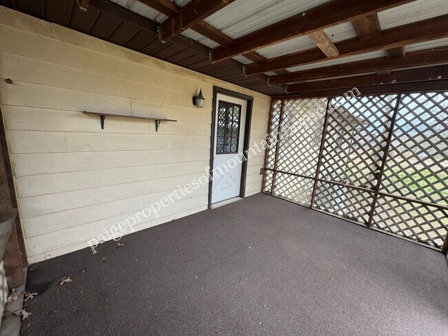 Building Photo - 3 Bedroom, 1 Bath Home on a Corner Lot