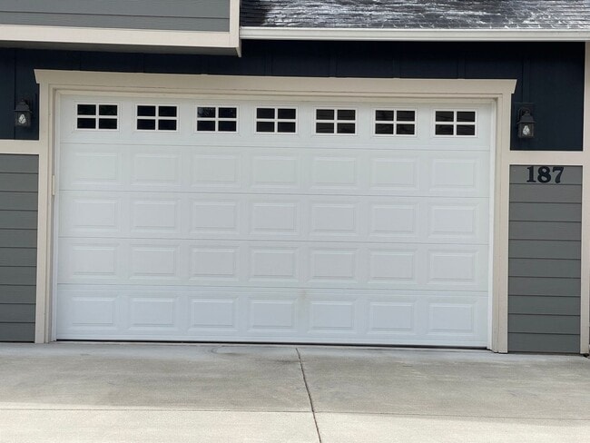 Building Photo - Beautiful 4 Bedroom in a small and exclusive neighborhood